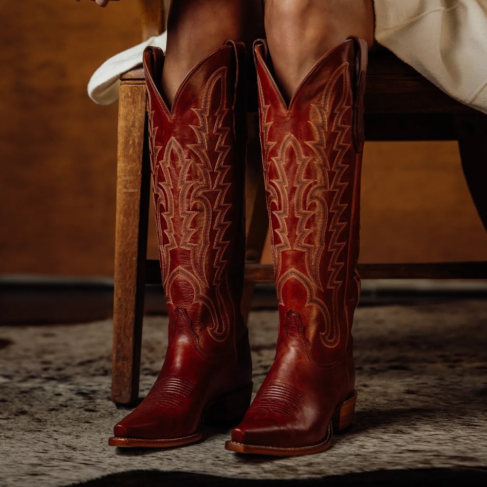 Daniela 17" Western in brown.